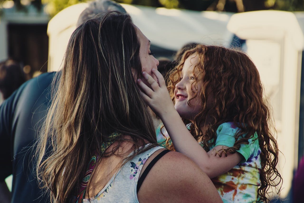 Madre con su hija en brazos (imagen ilustrativa)